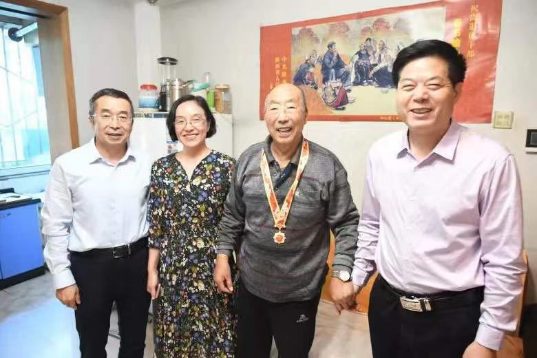 【庆祝建国70周年】陕西省康复医院“十一”前夕走访慰问离退休老干部