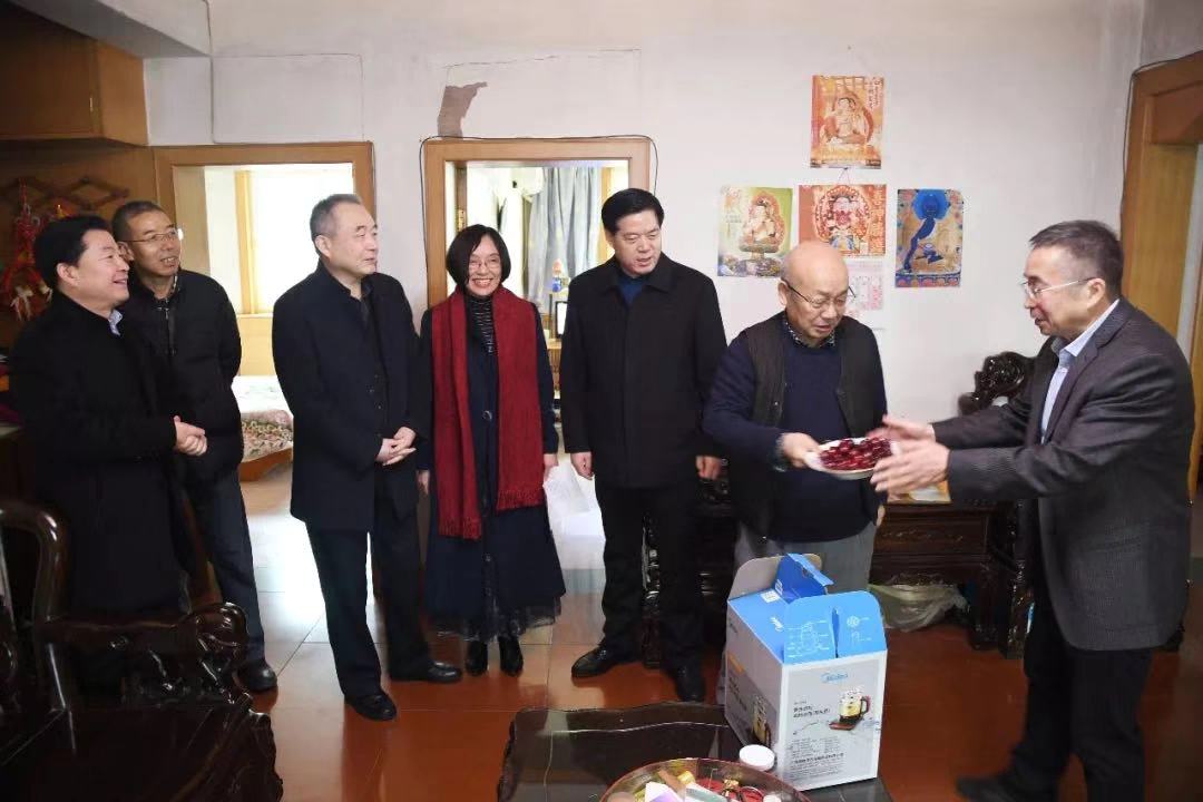 我院领导班子走访慰问离退休老干部及困难职工