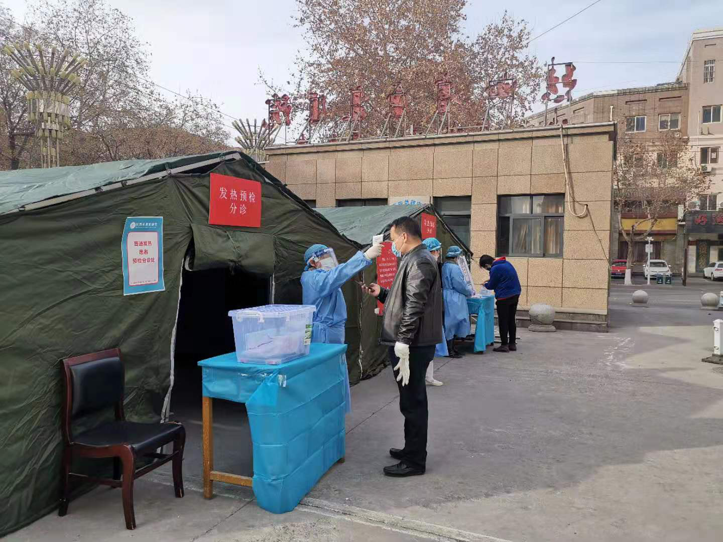 新冠肺炎救治严防死守筑牢感控防线