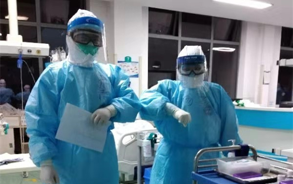 【关怀】院领导慰问派驻一线抗疫医护人员家属
